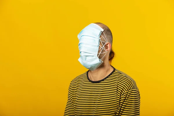 Homem Adulto Usando Máscaras Faciais Cirúrgicas Cobrindo Todo Seu Rosto — Fotografia de Stock