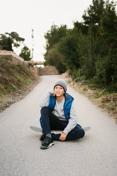 Portrait Teen Boy Sitting His Skateboard Path — Stock Photo, Image