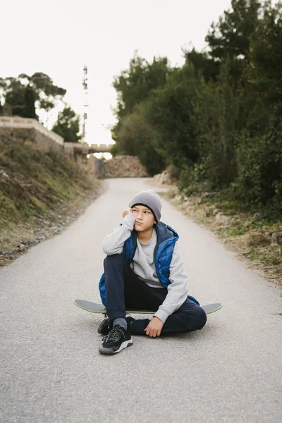 Porträt Eines Jugendlichen Jungen Der Auf Seinem Skateboard Einem Pfad — Stockfoto