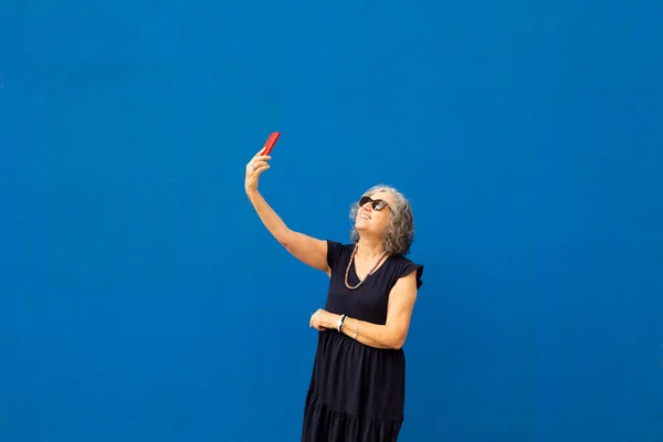 Senior Mujer Pelo Gris Tomando Una Selfie Con Teléfono Inteligente —  Fotos de Stock