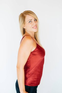 Güzel orta yaşlı sarışın kadın portresi beyaz arka planda