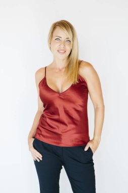 Güzel orta yaşlı sarışın kadın portresi beyaz arka planda