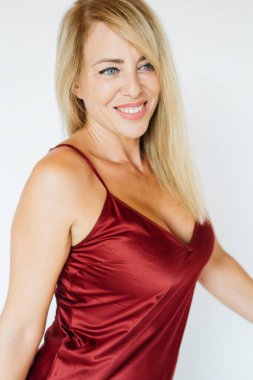 Güzel orta yaşlı sarışın kadın portresi beyaz arka planda