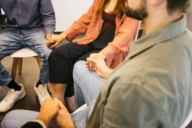 Bir grup danışma toplantısında birbirlerine destek olan çeşitli insanlar bir dayanışma bağı oluşturuyorlar.