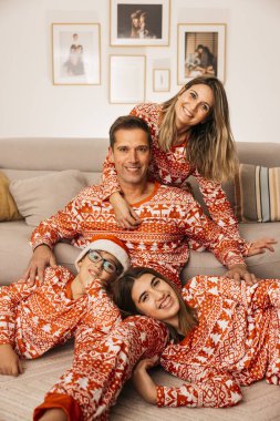 Mutlu aile Noel pijamalarıyla bayramı kutluyor.