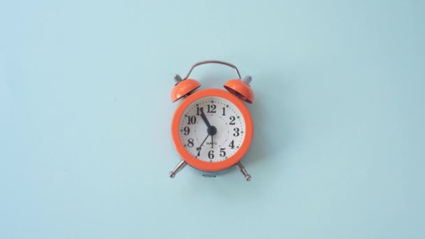 Timelapse Video Reloj Despertador Naranja Sobre Fondo Azul Las — Vídeos de Stock