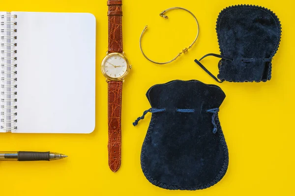 ノートブック 腕時計 ブレスレット ジュエリーポーチのトップビュー 優雅さ 男性用アクセサリー 貴重なオブジェクトの概念 — ストック写真