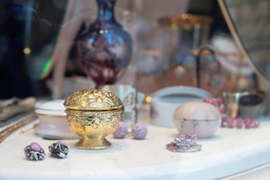 Asti, İtalya. 16 Ocak 2021. Antika sergisi ya da vitrindeki ikinci el eşyalar. Vazolar, mücevherler, bilezikler, kolyeler, küpeler, kutular..