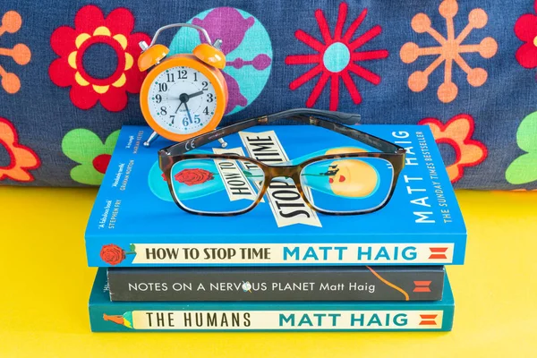 イタリアだ 2021年1月29日 英国の小説家でジャーナリストのマット ヘイグの本の机の上の構成 — ストック写真