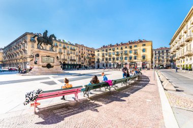 Torino, İtalya. 1 Mart 2021. Mart ayının güneşli bir gününde General Alfonso Ferrero della Marmora 'nın Binicilik Heykeli' nde genç insanların oturduğu Piazza Gianbattista Bodoni..