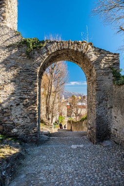 Susa, İtalya. 14 Şubat 2021 'de. Roma döneminden kalanlar Via degli Archi boyunca.