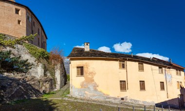 Susa, İtalya. 14 Şubat 2021 'de. Via degli Archi boyunca tarihi binalar.