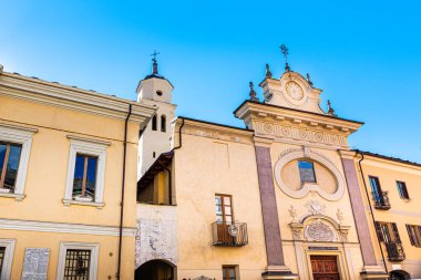 Susa, İtalya. 14 Şubat 2021 'de. Via Palazzo di Citta 'daki San Carlo Kilisesi cephesi.