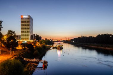 Mannheim, Almanya. 10 Ağustos 2012. Gün batımından sonra Neckar nehrinin manzarası. Arka planda MVV binası.