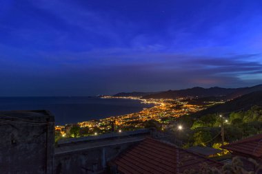 Borgio Verezzi, İtalya. 20 Mayıs 2021. Borgio Verezzi ve Ligurian Riviera 'nın büyüleyici panoramik manzarası.