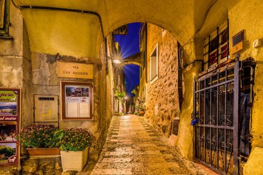 Borgio Verezzi, İtalya. 22 Mayıs 2021 'de. Verezzi 'nin sokak ışıklarıyla aydınlatılan karakteristik antik köyü Via Roma' da bir gece manzarası.