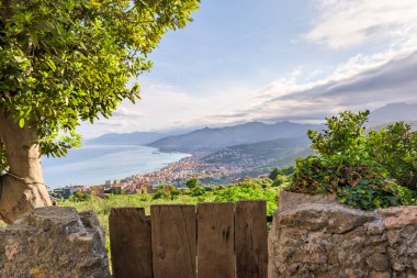 Borgio Verezzi, İtalya. 22 Mayıs 2021 'de. Borgio Verezzi denizindeki Verezzi kırsalından büyüleyici panoramik manzara.