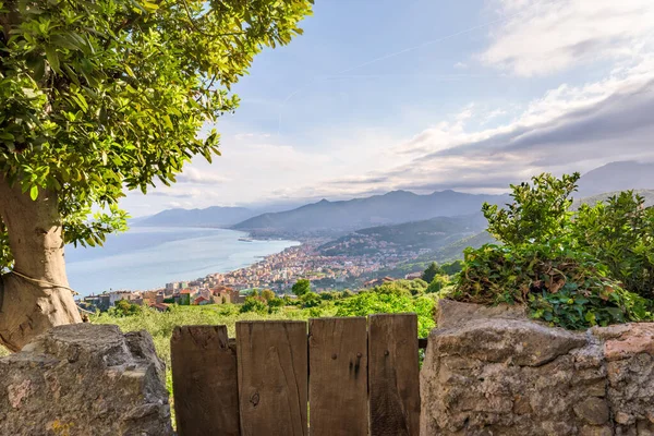 Borgio Verezzi, İtalya. 22 Mayıs 2021 'de. Borgio Verezzi denizindeki Verezzi kırsalından büyüleyici panoramik manzara.