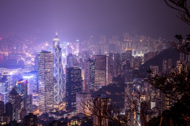 Geceleyin Hong Kong şehir manzarası