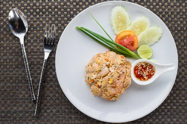 Жареный рис с крабом, тайская кухня — стоковое фото