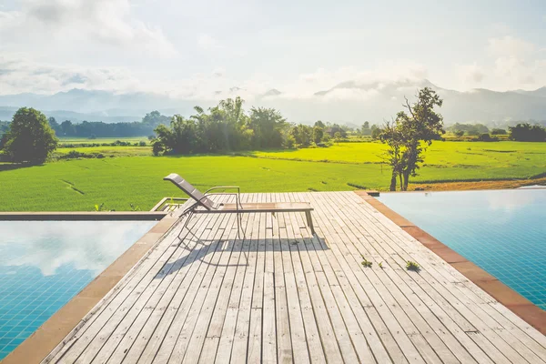 Liegestühle neben dem Schwimmbad — Stockfoto