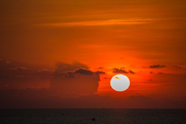 Denizin üzerindeki güzel gün batımının manzarası.