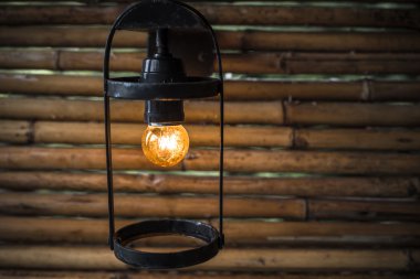 Ahşap paravan bağlı lamba.