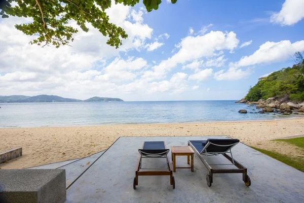 Cadeira de praia, mar azul-turquesa, espreguiçadeiras — Fotografia de Stock