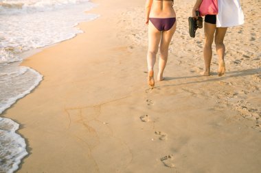 Kumsaldaki ayak izleri