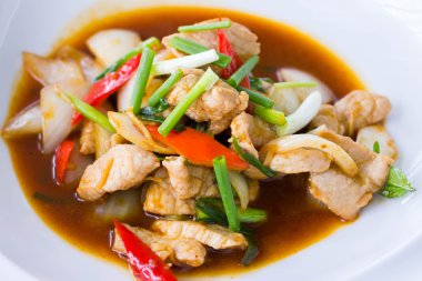 Chili soslu kızarmış domuz eti