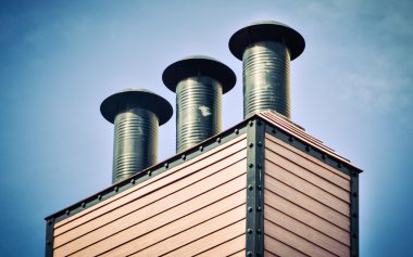 Mavi gökyüzü siyah bacalar