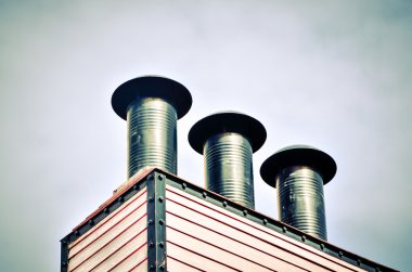 Mavi gökyüzü siyah bacalar