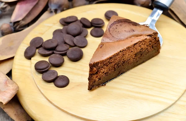 Темний шоколадний торт на дерев'яній тарілці — стокове фото