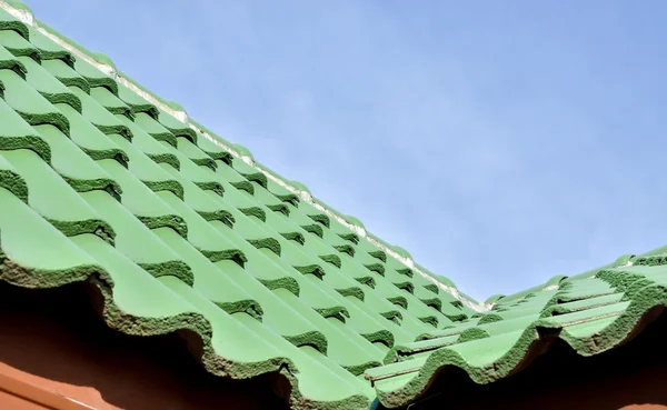 Groen dak tegel patroon over blauwe hemel — Stockfoto