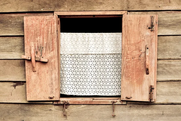 古代の建物に木製の窓 — ストック写真
