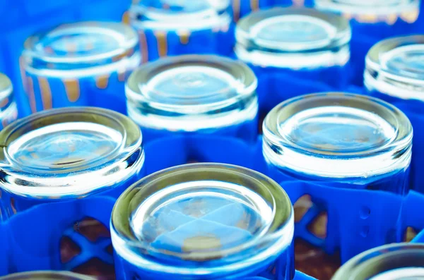 Порожні водяні окуляри розташовані в синій пластиковій коробці — стокове фото
