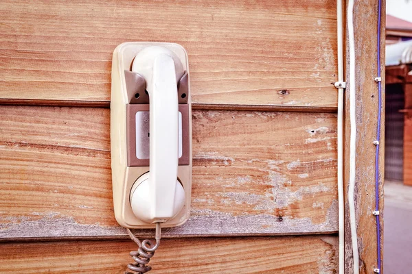 Ρετρό λευκό τηλέφωνο στον ξύλινο τοίχο — Φωτογραφία Αρχείου