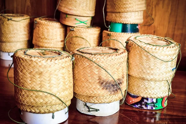 Arroz pegajoso de mimbre (arroz Kratip) sobre mesa de madera — Foto de Stock