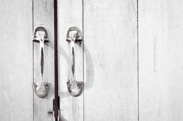 Puerta de acero maneja puerta de madera natural —  Fotos de Stock
