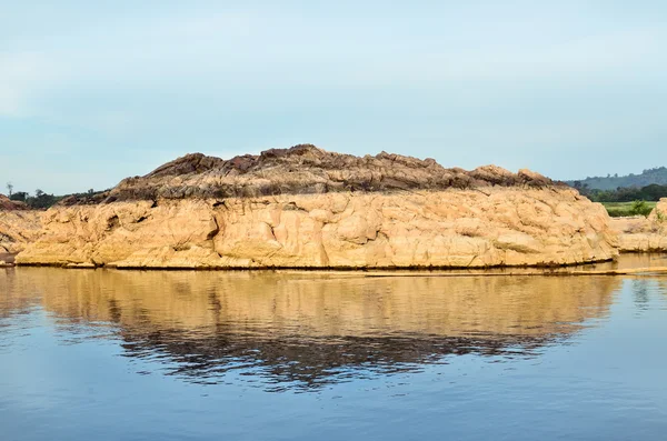 Vista panoramica di bella roccia fluviale — Foto Stock