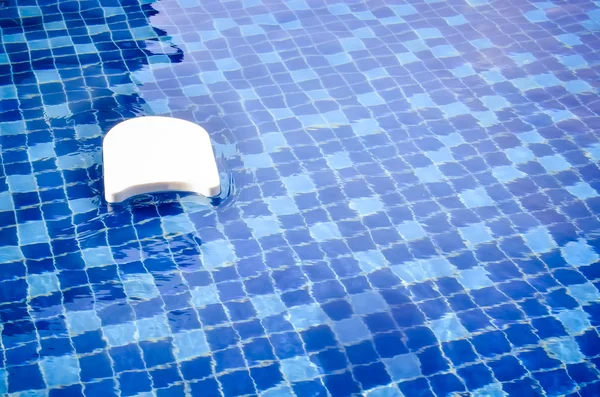 Tabla de natación blanca en la piscina —  Fotos de Stock