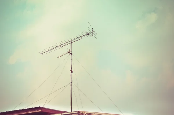 Antigua antena con fondo de cielo azul —  Fotos de Stock