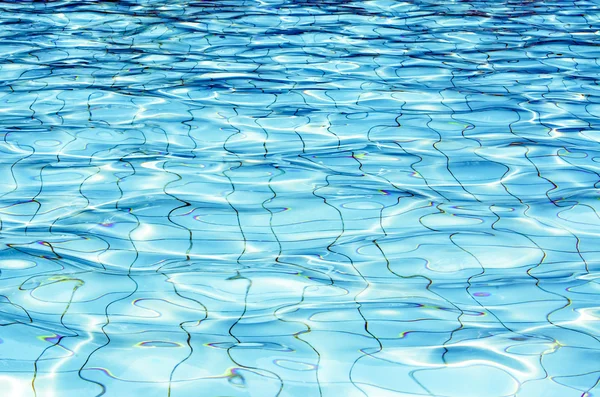 スイミング プールで波状水の背景 — ストック写真