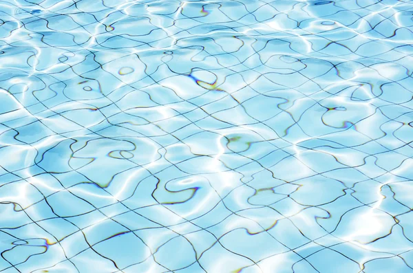 Фон волнистой воды в бассейне — стоковое фото