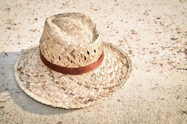 Straw hat on a tropical beach — Stock Photo, Image