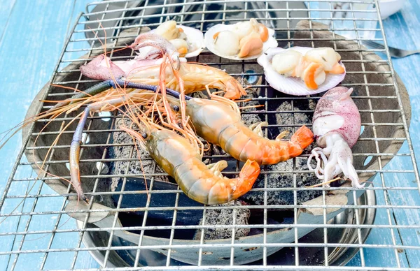 Grilla fisk och skaldjur på blå målade trä bord — Stockfoto