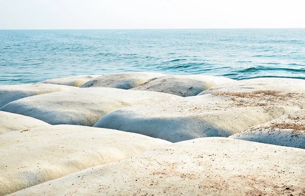Sandsäcke zum Schutz vor dem Zusammenbruch des Strandes — Stockfoto