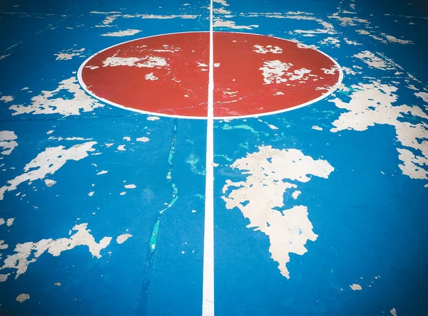 Velho campo de basquete rua no parque — Fotografia de Stock