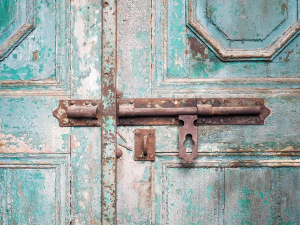 Rusted keyhole on wooden door — Stock Photo, Image