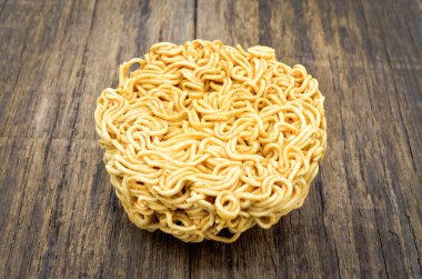 Ahşap masa arka plan üzerinde anlık erişte